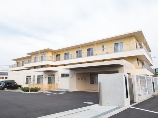 クリーンな外観の建物