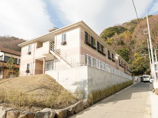山に囲まれた建物外観