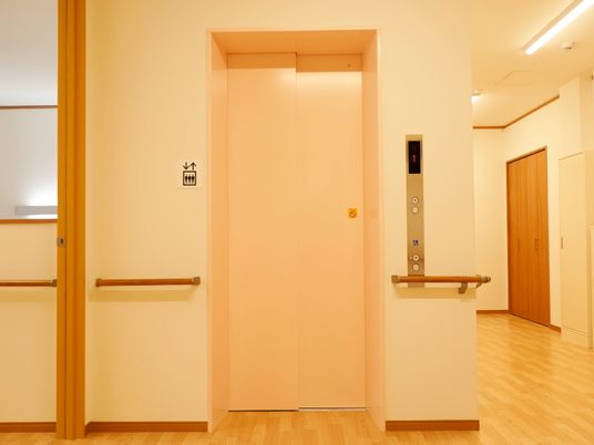 清潔感あるエレベーター前