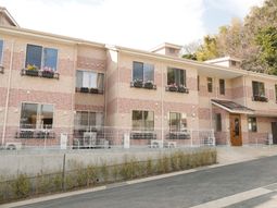 レンガ造りの建物正面