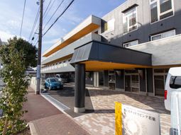 施設のモダンな外観