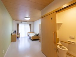 明るい個室の居室