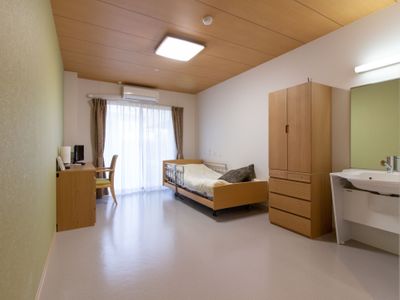 明るく広々とした居室