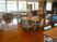 サムネイル 施設の写真 食堂には一般家庭と変わらないサイズのダイニングテーブルが多数置かれ、好きなところに座れるようになっている。