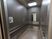 サムネイル 施設の写真 壁一面に手すりが取りつけられている奥行きのある明るいエレベーターで、操作パネルや鏡も設置されている。