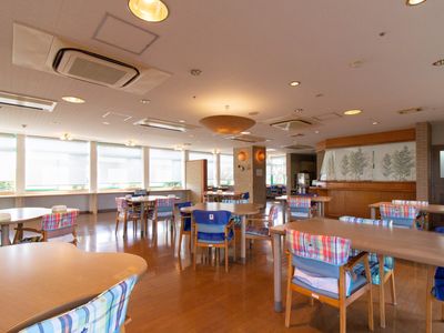 広々とした明るい食堂