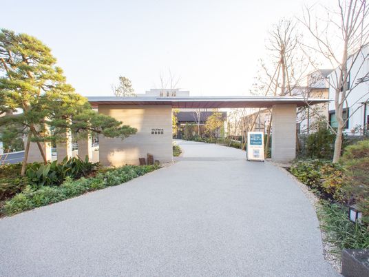 静かなエントランスと中庭