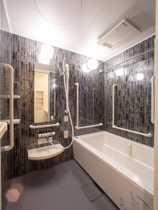 バリアフリー設計の浴室