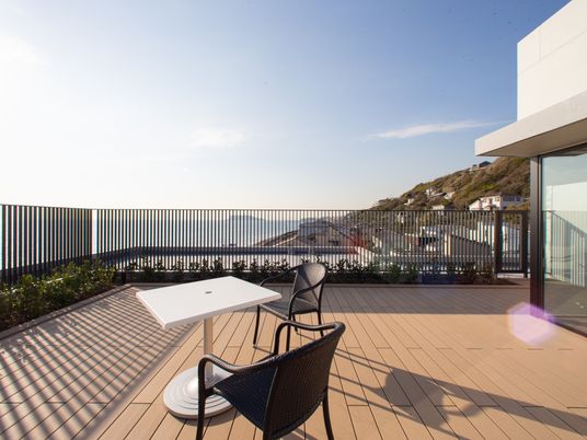海を望む開放的なテラス