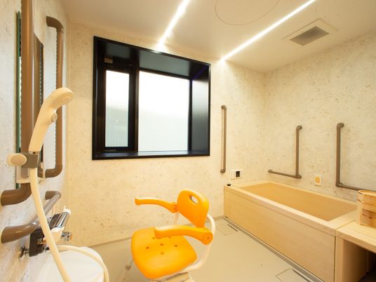 介護用浴室の明るい空間