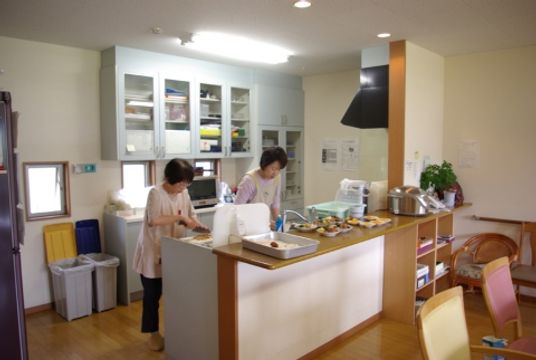 調理中のスタッフとキッチン