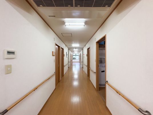 手すり付き廊下