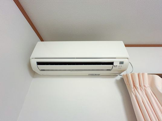 壁に取り付けられたエアコン