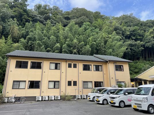 自然に囲まれた建物外観