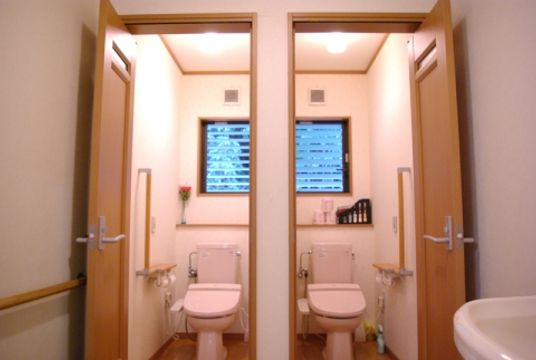 清潔なトイレの対称空間