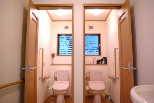 清潔なトイレの対称空間