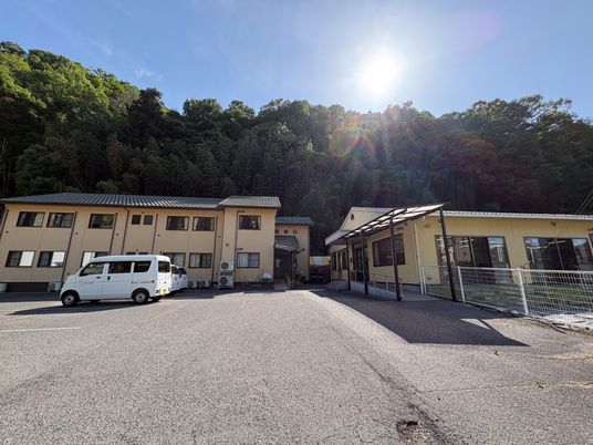 広場と建物の外観