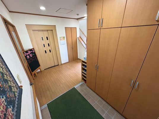落ち着いた雰囲気の廊下