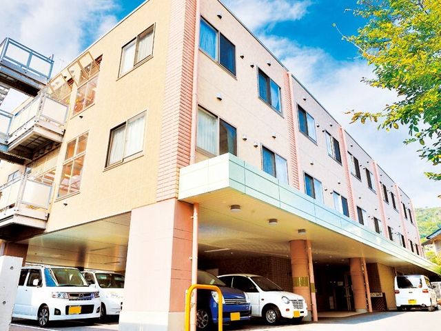 明るい外観の建物エントランス 外観 ゆったりとしたエントランスが迎える、安心の働き場です。バリアフリー設計でどなたも快適に過ごせる環境が整っています。