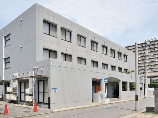 灰色の建物のエントランス