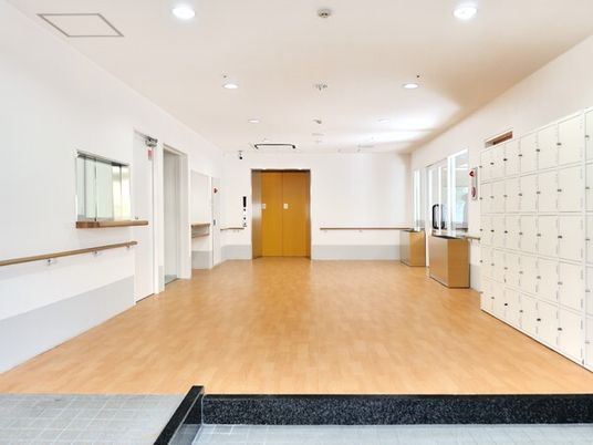 明るいロビーの空間