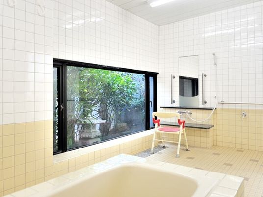 庭園の見える清潔な浴室