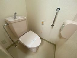 手すり付きのトイレ