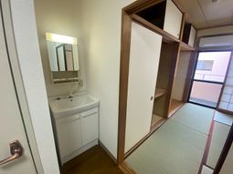 和室と洗面台の居室