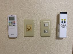 壁のリモコンとスイッチ