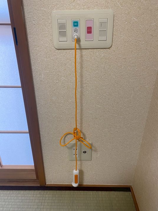 床と緊急ボタンのある部屋