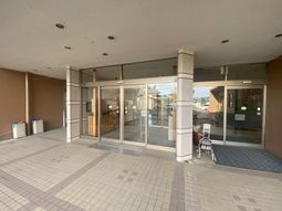 広い出入口のエントランス