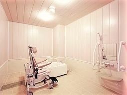 バリアフリーの浴室施設