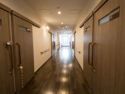 明るい通路と部屋の入口