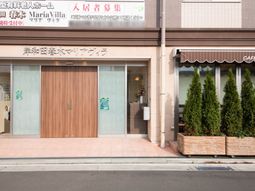 明るい外観のエントランス