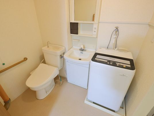 清潔な洗面所と洗濯機