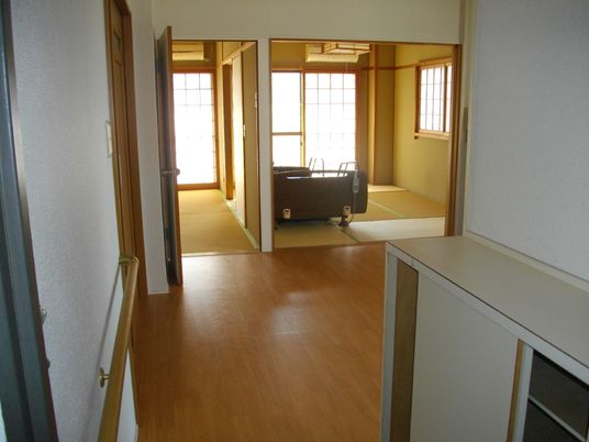 明るい和室の居室