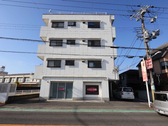 多階層の建物の外観