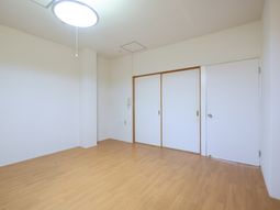 広くて明るい洋室