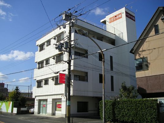 白い建物の外観