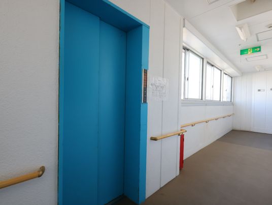 青いドアのある廊下