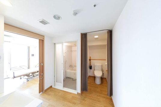 機能的なトイレと浴室