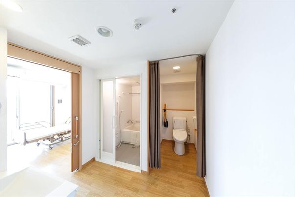 機能的なトイレと浴室