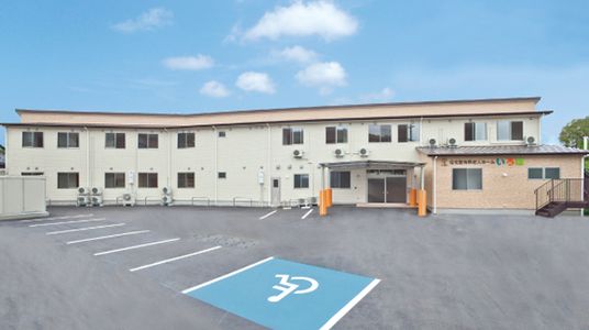 明るい外観の建物