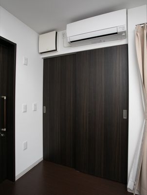 居室のエアコンつき壁