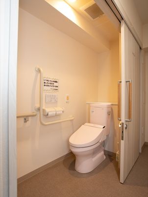 バリアフリーのトイレ空間