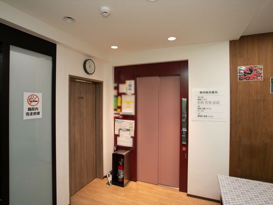 廊下のエレベーターと掲示物