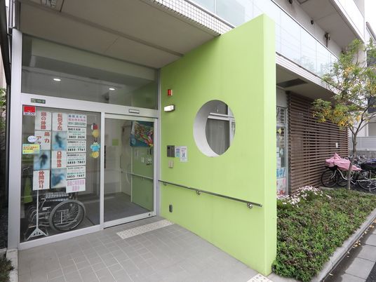 緑色の建物のエントランス