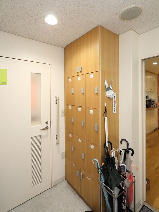 廊下の郵便受けと傘立て