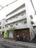 白と緑の建物外観