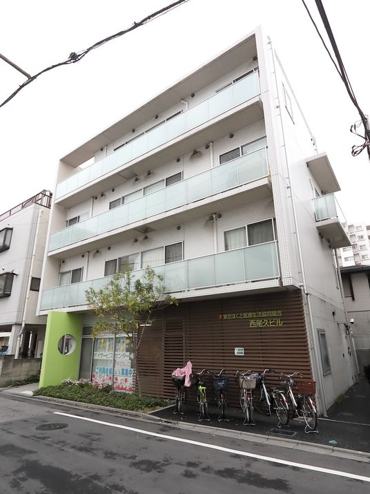 白と緑の建物外観